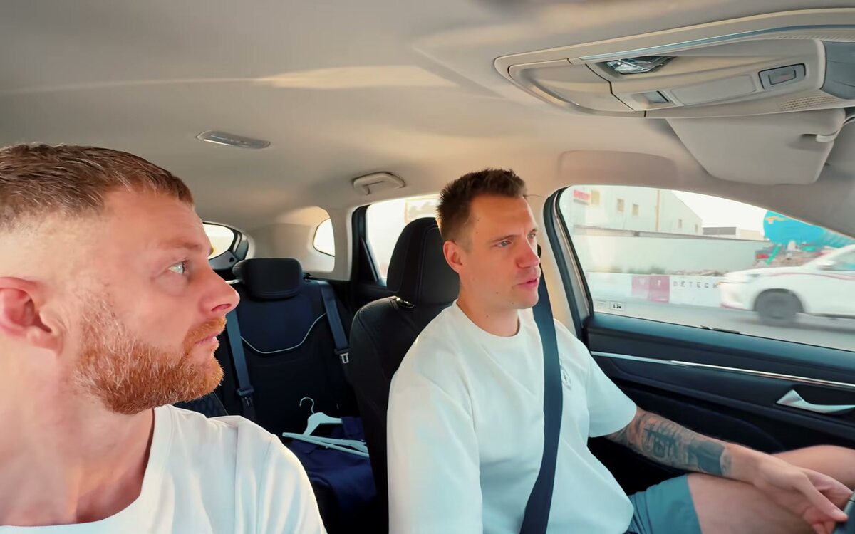 Marc am Steuer in Dubai, Marcin auf dem Beifahrersitz