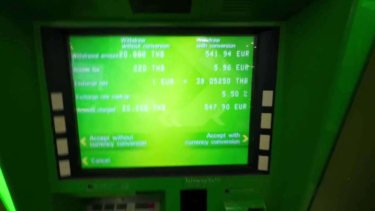 Bildschirm eines Geldautomaten in Bangkok: 20.000 Baht, 220 Baht Gebühr, 5,5 Prozent Aufschlag bei Umrechnung