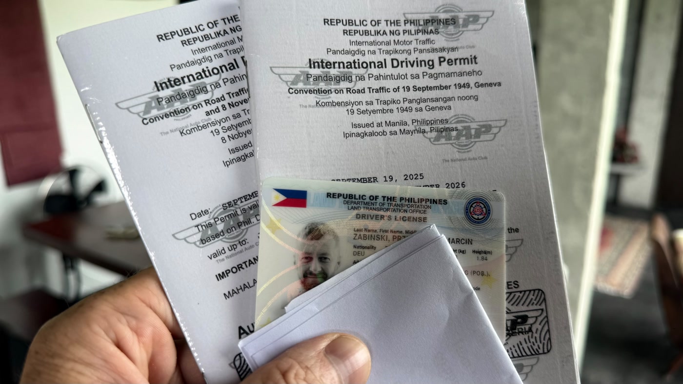 Marcins philippinischer Führerschein mit zwei internationalen Führerscheinen aus Cebu, Nummern abgedeckt