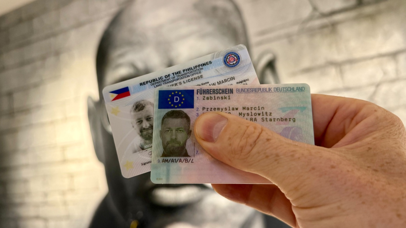 Marcins deutscher und philippinischer Führerschein nebeneinander in seiner Hand