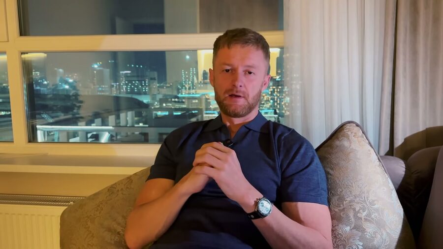 Marcin erzählt in seiner Wohnung in Da Nang die Geschichte mit den drei Adressen