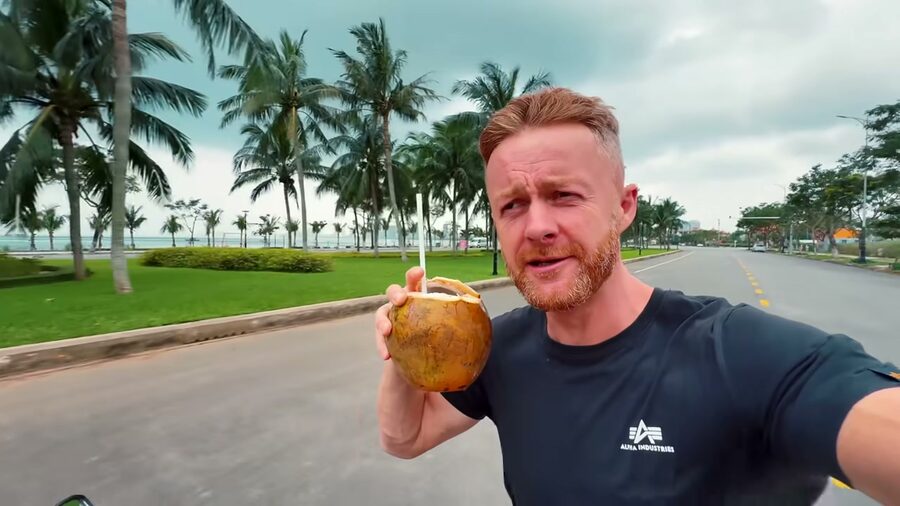 Marcin trinkt eine frische Kokosnuss