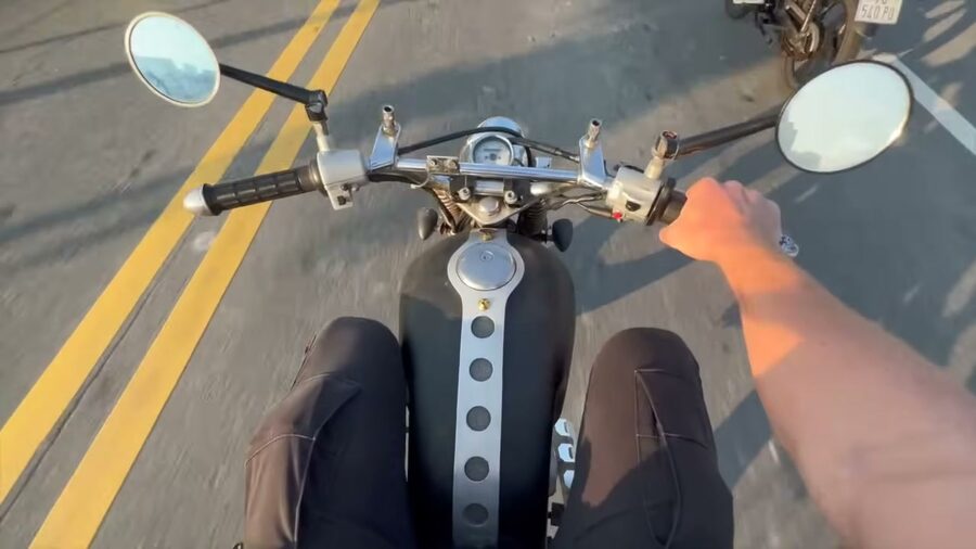 Blick über den Lenker von Marcins Roller auf die Strandstraße in Da Nang