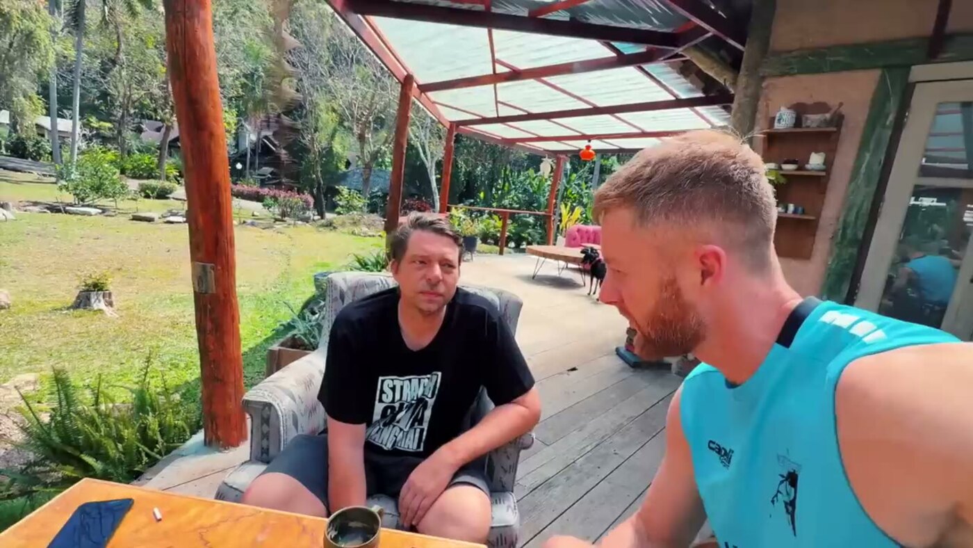 Marcin im Gespräch mit Lutz auf dessen Terrasse in Chiang Mai