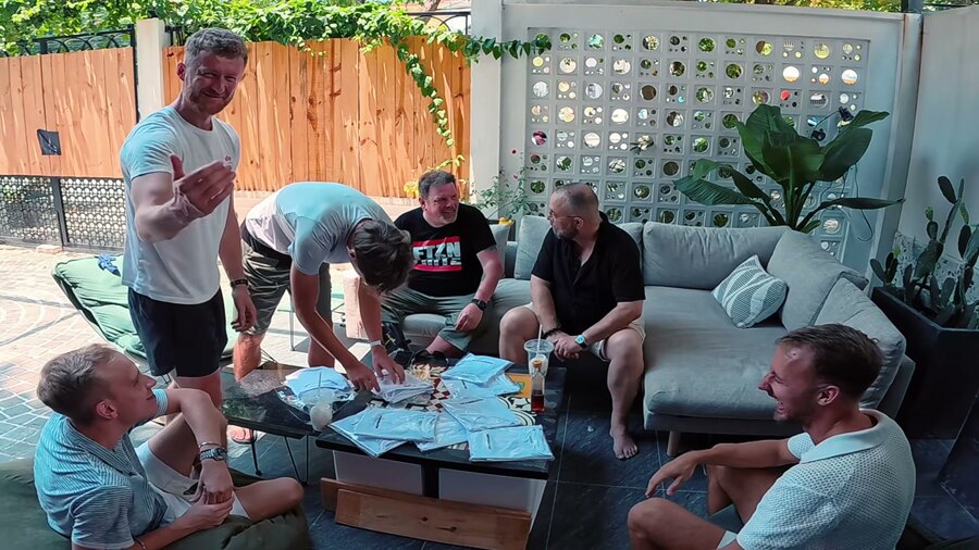 Community-Treffen in Vietnam: die Runde auf der Terrasse, Marcin winkt in die Kamera